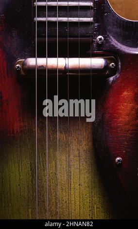 Primo piano di una vecchia chitarra elettro acustica colorata. Foto Stock