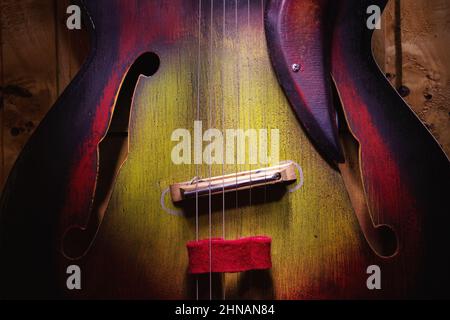 Primo piano di una vecchia chitarra elettro acustica colorata. Foto Stock