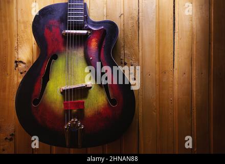 Primo piano di una vecchia chitarra elettro acustica colorata. Foto Stock