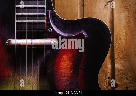 Primo piano di una vecchia chitarra elettro acustica colorata. Foto Stock