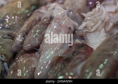 Filetto di pesce al mercato la Boqueria di Barcellona, Spagna Foto Stock