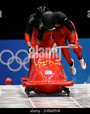 Pechino, Cina. 15th Feb 2022. Sun Kaizhi/Wu Qingze della Cina competere durante la bob bob 2-man calore di Pechino 2022 Olimpiadi invernali al National Sliding Center nel distretto di Yanqing, Pechino, capitale della Cina, 15 febbraio 2022. Credit: HE Changshan/Xinhua/Alamy Live News Foto Stock