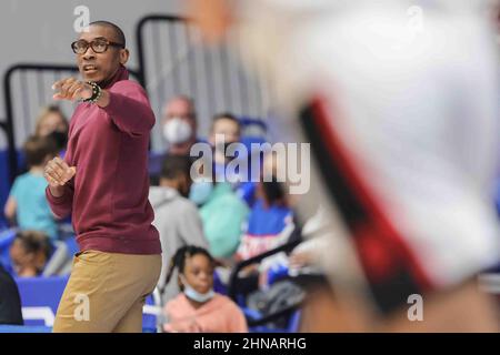 Wilmington, DE, Stati Uniti. 12th Feb 2022. Raptors 905 Head Coach PATRICK MUTOMBO si occupa di una partita di basket NBA G-League della stagione regolare tra i Delaware Blue Coats e i Raptors 905 Sabato, 12 Febbraio 2022, al Chase Fieldhouse di Wilmington, DE (Credit Image: © Saquan Stimpson/ZUMA Press Wire) Foto Stock