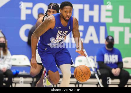 Wilmington, DE, Stati Uniti. 12th Feb 2022. Delaware Bluecoats Forward HAYWOOD HIGHSMITH (10) dribbles durante un NBA G-League gioco di basket stagione regolare tra i Delaware Blue Coats e i Raptors 905 Sabato, 12 Febbraio 2022, al Chase Fieldhouse di Wilmington, DE (Credit Image: © Saquan Stimpson/ZUMA Press Wire) Foto Stock