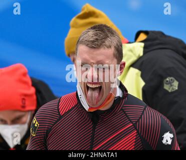 Pechino, Cina. 15th Feb 2022. Thorsten Margis di Germania reagisce dopo il caldo bob 2-uomo di Pechino 2022 Olimpiadi invernali al National Sliding Center nel distretto di Yanqing, Pechino, capitale della Cina, 15 febbraio 2022. Credit: Sun Fei/Xinhua/Alamy Live News Foto Stock