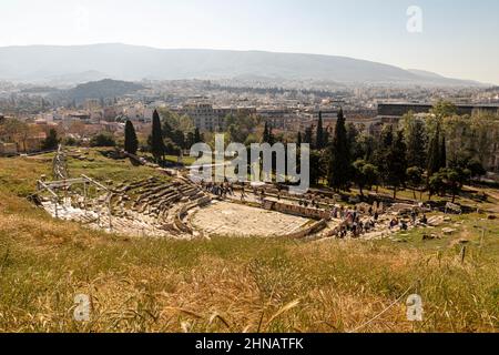 Atene, Grecia. Il Temenos di Dioniso Eleuthereus, un antico teatro greco alle pendici del colle dell'Acropoli Foto Stock