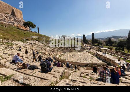 Atene, Grecia. Il Temenos di Dioniso Eleuthereus, un antico teatro greco alle pendici del colle dell'Acropoli Foto Stock