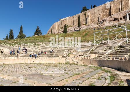 Atene, Grecia. Il Temenos di Dioniso Eleuthereus, un antico teatro greco alle pendici del colle dell'Acropoli Foto Stock