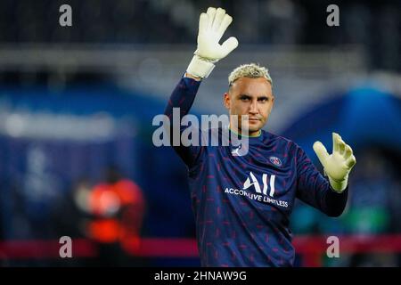 PARIGI, FRANCIA - 15 FEBBRAIO: Portiere Keylor Navas di Parigi Saint-Germain prima del round di sedici tappa uno - UEFA Champions League partita tra Parigi Saint-Germain e Real Madrid allo Stade de France il 15 febbraio 2022 a Parigi, Francia (Foto di Geert van Erven/Orange Pictures) Foto Stock