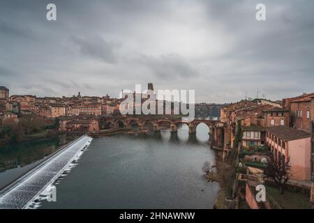 Skyline della città di Albi, fiume Tarn e Cattedrale di Albi (Basilica Cattedrale di Santa Cecilia) al tramonto Foto Stock