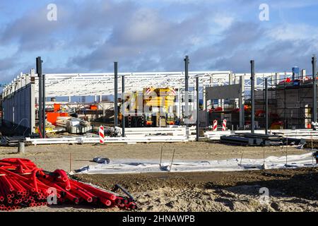 costruzione di un nuovo e moderno magazzino con strutture prefabbricate in metallo e calcestruzzo Foto Stock