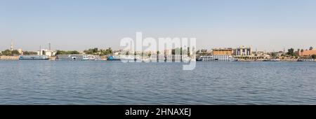 Luxor, Egitto - 21 settembre 2021: Navi da crociera sul fiume Nilo, crociera sul fiume è un comodo, lussuoso hotel-stile modo, Luxor, Egitto Foto Stock