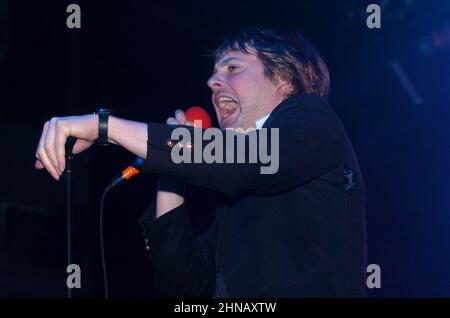 Milano Italia 2005-11-15 : concerto dal vivo della band Kaiser Chiefs al Rolling Stone Nightclub , il cantante Ricky Wilson durante il concerto Foto Stock