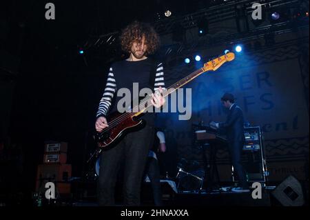 Milano Italia 2005-11-15 : concerto dal vivo della band Kaiser Chiefs al Rolling Stone Nightclub , il bassista Simon Rix durante il concerto Foto Stock