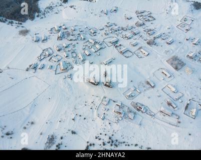 Villaggio russo sulla costa del Mar Bianco. Vorzogory villaggio. Russia, regione di Arkhangelsk Foto Stock