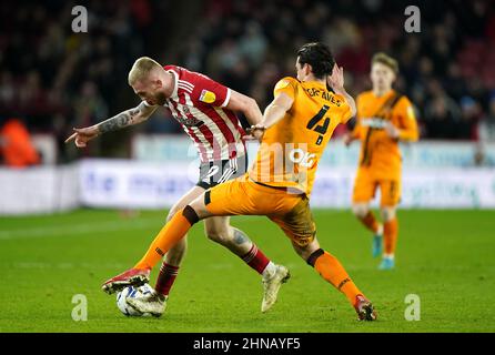 Oli McBurnie (a sinistra) e Jacob Greaves di Hull City combattono per la palla durante la partita del campionato Sky Bet a Bramall Lane, Sheffield. Data immagine: Martedì 15 febbraio 2022. Foto Stock