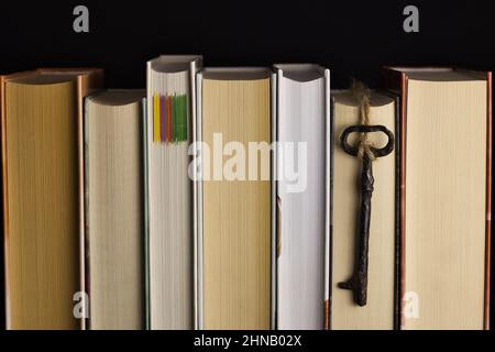 Libri da lato con la vecchia chiave Foto Stock