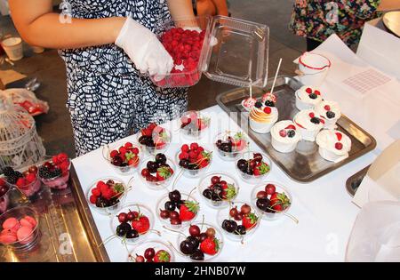 La ragazza fa il dessert dalle bacche Foto Stock