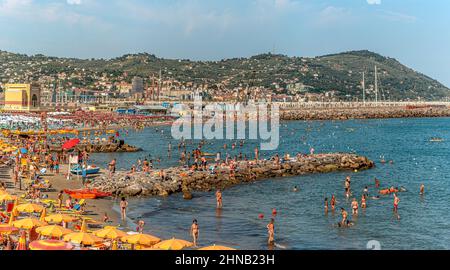 Vista sul Porto Maurizio spiaggia di Imperia presso la costa ligure, a nord-ovest dell'Italia. Foto Stock