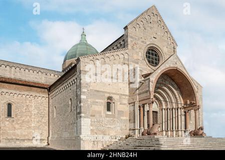 Ingresso della Cattdrale de san Ciriaco ad Ancona, Marche, Italia Foto Stock