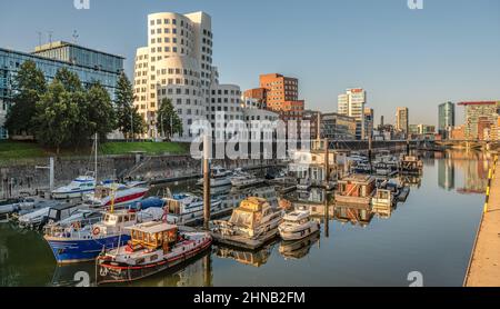 Barche al Media Harbour Düsseldorf, NRW, Germania Foto Stock