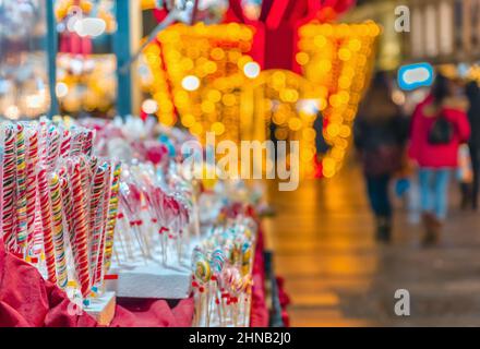 Tradizionale mercatino di Natale con caramelle e lecca lecca con decorazioni bokeh sullo sfondo Foto Stock