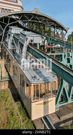 Ferrovia sospesa Dresda Loschwitz in estate, Sassonia, Germania Foto Stock