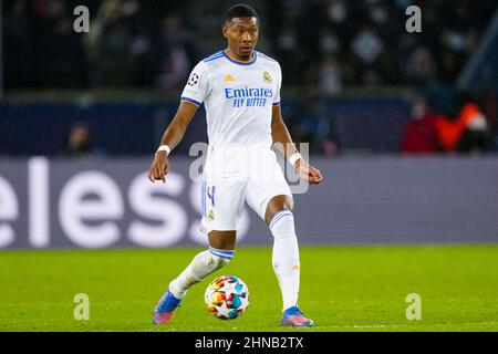 PARIGI, FRANCIA - 15 FEBBRAIO: David Alaba del Real Madrid corre con la palla prima del Round of sedici leg uno - UEFA Champions League partita tra Parigi Saint-Germain e Real Madrid allo Stade de France il 15 febbraio 2022 a Parigi, Francia (Foto di Geert van Erven/Orange Pictures) Foto Stock