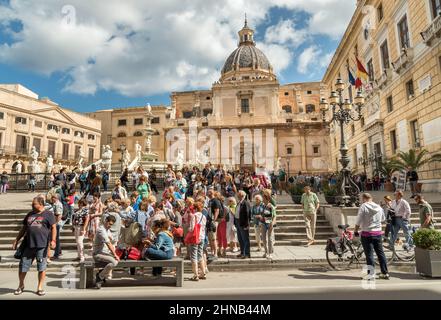 Palermo, Sicilia, Italia - 17 ottobre 2017: Turisti in visita alla Fontana Pretoria nel centro storico di Palermo. Chiesa di Santa Caterina in backgr Foto Stock