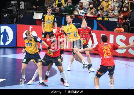 Albin Lagergren (Svezia) contro la Spagna. EHF Euro 2022. Gioco finale Foto Stock