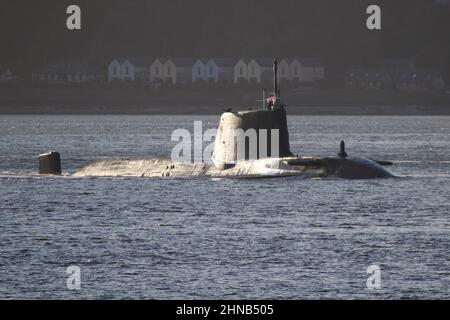 HMS audacious (S122), un sottomarino di classe astuta gestito dalla Royal Navy, passando Gourock sul Firth di Clyde, mentre torna alla sua base a Faslane. Foto Stock