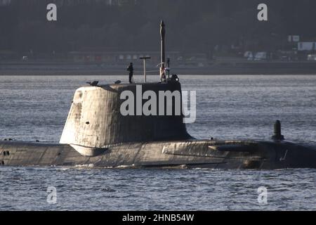 HMS audacious (S122), un sottomarino di classe astuta gestito dalla Royal Navy, passando Gourock sul Firth di Clyde, mentre torna alla sua base a Faslane. Foto Stock