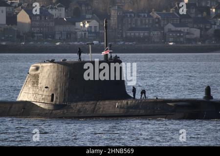 HMS audacious (S122), un sottomarino di classe astuta gestito dalla Royal Navy, passando Gourock sul Firth di Clyde, mentre torna alla sua base a Faslane. Foto Stock