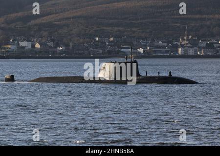 HMS audacious (S122), un sottomarino di classe astuta gestito dalla Royal Navy, passando Gourock sul Firth di Clyde, mentre torna alla sua base a Faslane. Foto Stock