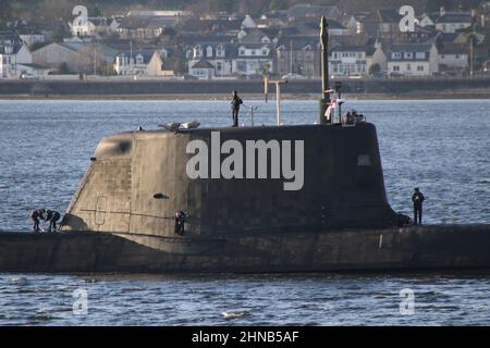 HMS audacious (S122), un sottomarino di classe astuta gestito dalla Royal Navy, passando Gourock sul Firth di Clyde, mentre torna alla sua base a Faslane. Foto Stock