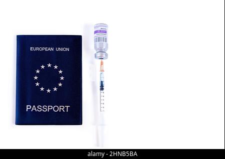 Il concetto di passaporto sanitario dell'UE. Passaporto Covid o certificato di viaggio verde. Passaporto, vaccinazione e siringa. Foto Stock