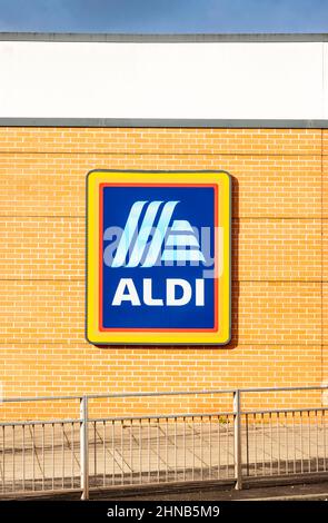 Cartello con il logo della catena commerciale economica Aldi Stores Foto Stock