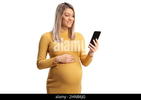 Donna incinta felice che tiene uno smartphone e sorride isolato su sfondo bianco Foto Stock