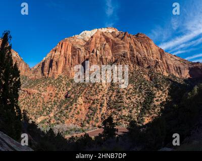 Scogliere dalla Zion-Mount Carmel Highway a ovest del tunnel ovest, Zion National Park, Utah. Foto Stock