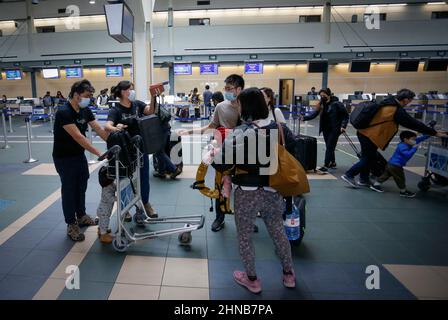 Richmond, Canada. 15th Feb 2022. I viaggiatori sono visti nella sala partenze dell'Aeroporto Internazionale di Vancouver a Richmond, British Columbia, Canada, il 15 febbraio 2022. Il Canada sta allentando i requisiti dei test all'arrivo per i viaggiatori completamente vaccinati a partire dal 28 febbraio, poiché l'ultima ondata di COVID-19 guidata dalla variante Omicron ha superato il suo picco, l'Agenzia per la Sanità pubblica del Canada ha annunciato Martedì. Credit: Liang Sen/Xinhua/Alamy Live News Foto Stock