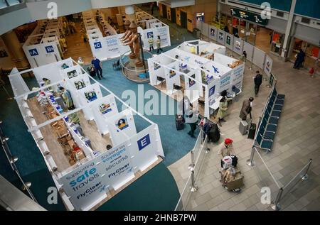 Richmond, Canada. 15th Feb 2022. I viaggiatori sbarcati sono visti al COVID-19 testing site all'interno della sala degli arrivi dell'Aeroporto Internazionale di Vancouver a Richmond, British Columbia, Canada, il 15 febbraio 2022. Il Canada sta allentando i requisiti dei test all'arrivo per i viaggiatori completamente vaccinati a partire dal 28 febbraio, poiché l'ultima ondata di COVID-19 guidata dalla variante Omicron ha superato il suo picco, l'Agenzia per la Sanità pubblica del Canada ha annunciato Martedì. Credit: Liang Sen/Xinhua/Alamy Live News Foto Stock