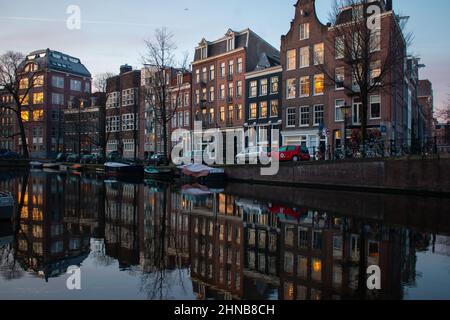 Strade e canali di Amsterdam in una fredda mattinata di dicembre, Paesi Bassi Foto Stock