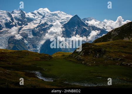 La vista del Monte Bianco dal sentiero escursionistico tra il Rifugio de Bellachat e Aiguillette des Houches, Alpi francesi. Foto Stock