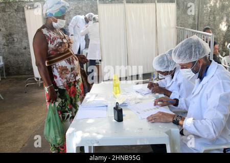 salvador, bahia, brasile - 8 febbraio 2022: Le persone sono in attesa di un esame per la ricerca del virus corona nella città di Salvador. Foto Stock