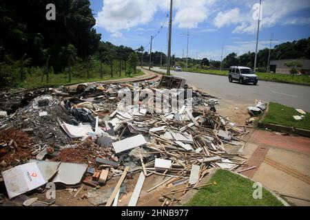 salvador, bahia, brasile - 27 gennaio 2022: Spazzatura e macerie depositate su un percorso ciclabile sulle rive di Avenida 13 de Marco nella città di Salvador. Foto Stock