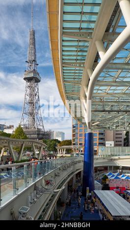 Nagoya, Giappone – 20 ottobre 2019: La vista della torre della televisione e del parco tridimensionale Oasis 21 con il suo tetto di vetro nel centro della città di Nagoya. Giappone Foto Stock