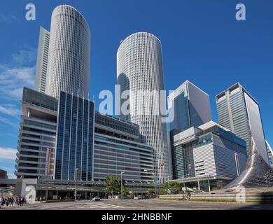 Nagoya, Giappone – 22 ottobre 2019: La vista della Stazione JR di Nagoya con due torri centrali, la più alta del mondo e il Monumento Hisho sulla piazza Foto Stock