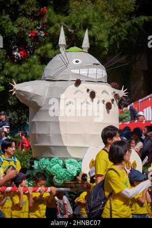 Nagoya, Giappone – 20 ottobre 2019: I bambini sfilano con il divertente e originale mikoshis con la figura anime di Totoro. Festa di Nagoya. Giappone Foto Stock