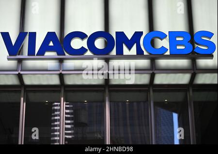 New York, Stati Uniti. 15th Feb 2022. Viacom CBS Mass media Company Times Square Headquarters Signage, impostato per cambiare il nome in ‘Paramount ” New York, NY, 15 febbraio 2022. L'azienda sarà legalmente conosciuta come Paramount Global in quanto lancia il suo nuovo servizio di streaming Paramount. (Foto di Anthony Behar/Sipa USA) Credit: Sipa USA/Alamy Live News Foto Stock