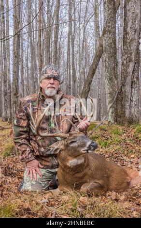 Cacciatore con un trofeo buck sparato durante la stagione di prua nel nord del Wisconsin. Foto Stock